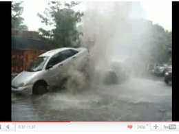 Montreal : un geyser fou envoie en l'air une Ford Focus