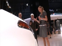 Reportage vidéo - La drôle de vie d'une hôtesse sur le stand Citroën