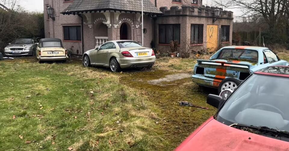 Des sportives abandonnées dans le jardin d'une maison