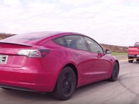Une Tesla Model 3 rechargée par un pick-up la tractant