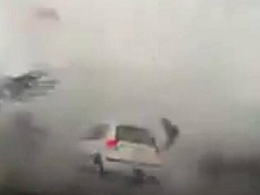 Vidéo : voiture vs typhon