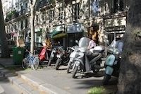 Des stationnements bientôt payants pour les deux-roues parisiens?