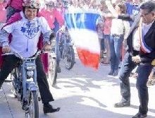 Insolite : la mobylette bleue évite de broyer du noir