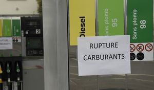 Carburant : des dépôts pétroliers bloqués, début de pénurie en Bretagne