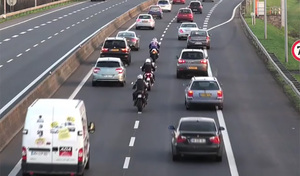 Finalement, les motards vont pouvoir remonter les files dans certains départements