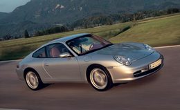 Un facteur effectue sa dernière tournée en Porsche