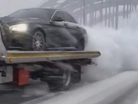 Il fait un burnout sur un camion plateau