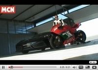Le choc de l'année en vidéo : Ducati Desmosedici RR vs Ferrari F430 Scuderia