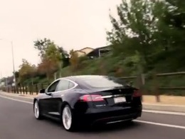 Jay Leno essaye la Tesla Model S : attention les pneus