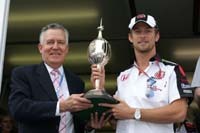 Jenson Button reçoit le trophée "Mike Hawthorn"