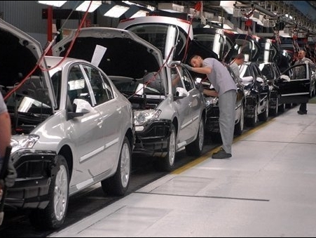 Renault demande aux syndicats de l'aider à trouver des solutions pour garder l'emploi en France