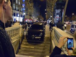 Une Giulietta s'engouffre dans une bouche de métro à Paris