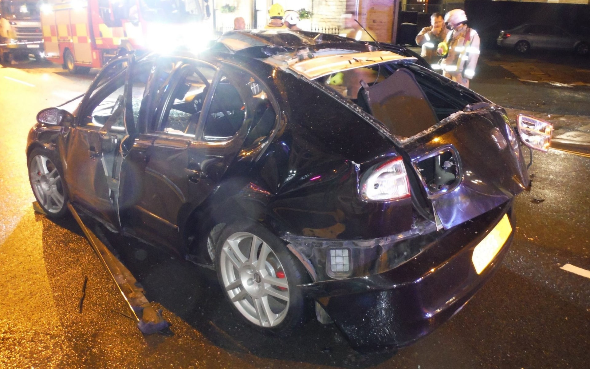 Il explose sa voiture en allumant une cigarette dans l'habitacle charg de  dsodorisant