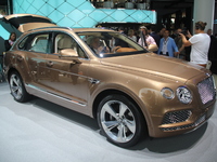 Bentley Bentayga : recordman du monde - Vidéo en direct du salon de Francfort 2015