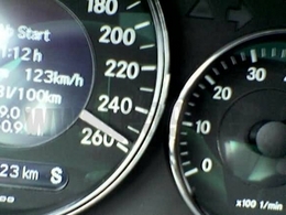 Arrêté à 258 km/h sur l'autoroute A6, il repart (évidemment) sans permis