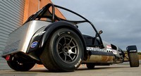 Caterham se joue de la crise et des supercars
