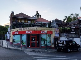 Il profite d'une promotion d'Avis pour louer 37 autos d'affilée et gagner de l'argent en vacances