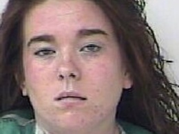 Elle crashe sa voiture dans une maison, puis rentre chez elle en inventant un mensonge incroyable à la police