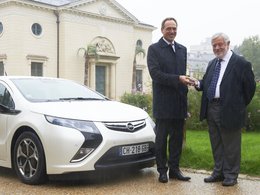 Yves Coppens roule en Opel Ampera