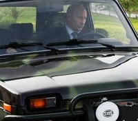 Vladimir Poutine fait la promotion du Lada Niva