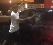 Vidéo: Iannone explose sa Porsche au marteau !