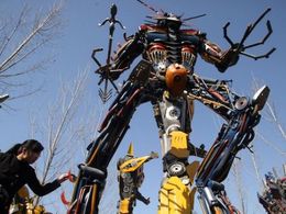 Des Chinois recyclent des épaves pour en faire des Transformers