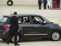 Le pape délaisse sa "papamobile" pour une Fiat 500L aux Etats-Unis