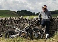 Dougie Lampkin tente le Tourist Trophy (tour de l'île de Man) en wheeling