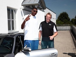 Le joueur de basket Andrew Bynum rend visite à Techart. Pour passer une commande?