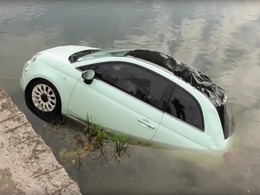 Insolite : le bateau promotionnel de la Fiat 500 coule dans une rivière