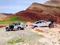 Insolite : le Dacia Duster à la rescousse du Porsche Macan