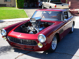 Cette Ferrari 250 GTE n'a presque plus rien d'italien