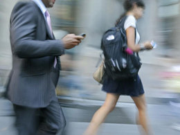 Vidéo : quand le Japon pointe du doigt la dangerosité du smartphone... pour le piéton