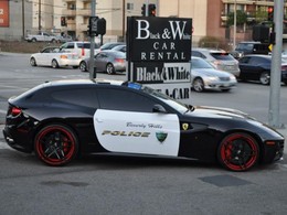 Attention à la police californienne en Ferrari FF