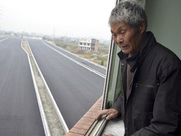 Insolite : il refuse de déménager et vit au milieu de l'autoroute