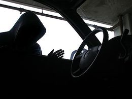 Un homme vole une voiture sans se rendre compte qu'un enfant est à l'intérieur