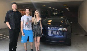 Tesla : une Model 3 livrée à la maison par Elon Musk