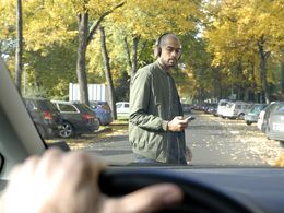 En France, un piéton sur deux traverse tout en utilisant un smartphone selon Ford