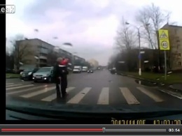Vidéo : quand les automobilistes aident les personnes âgées à traverser la route