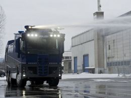 Un camion antiémeute mis K.O par des oeufs
