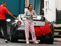 Tamara Ecclestone en pyjama reçoit une Ferrari 599 en cadeau
