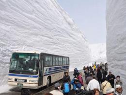 Japon : une route s'insère entre des murs de neige