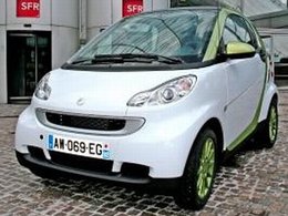 Journées du Vélo et des Mobilités Electriques 2010 à Paris : la smart fortwo électrique exposée