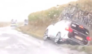 L'étonnant accident d'une Citroën sur Paris-Roubaix