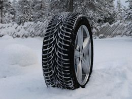 Pneus hiver obligatoires : une discrimination à la gomme ?