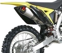 Akrapovic: la Suzuki RM-Z 250 2011 a aussi droit à une ligne Racing ou Évolution.