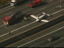 Un avion se pose en catastrophe sur une autoroute américaine