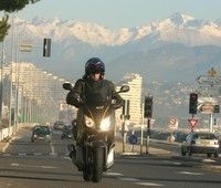 Veste Helston's veste Naro: Un aventurier dans la ville.