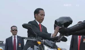 Insolite Vidéo : le président indonésien Widodo aime la moto !