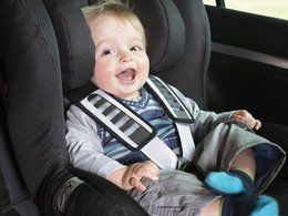 Les parents s’assoient sur la sécurité du siège auto